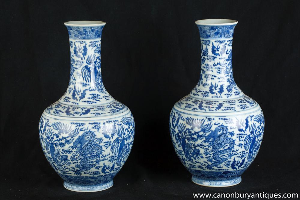 Pair chinesische blaue und weiße Porzellan-Vasen Urnen Ming Drache