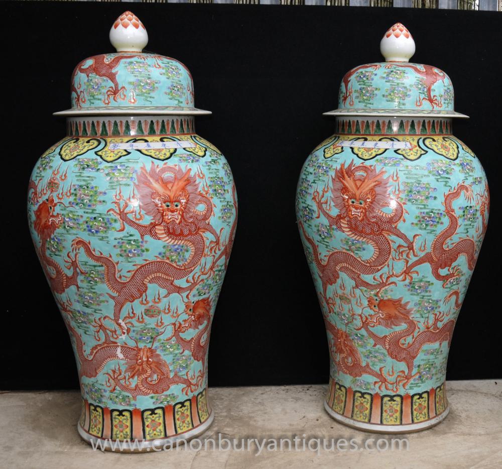 Pair Big chinesischen Ming-Porzellan-Drache Urnen Vasen Lidded Keramik