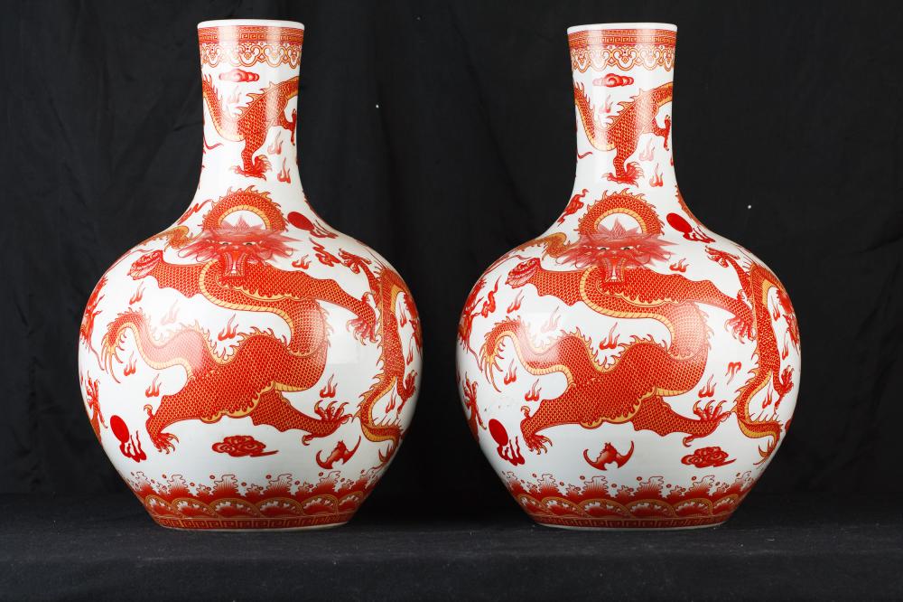 Pair Ming Porzellan Drachen Vasen Urnen Imperial Red