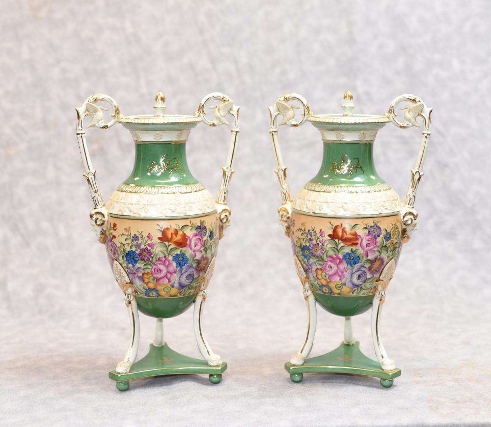 Pair Sevres Porzellan Floral Vasen Urnen Französisch Urne