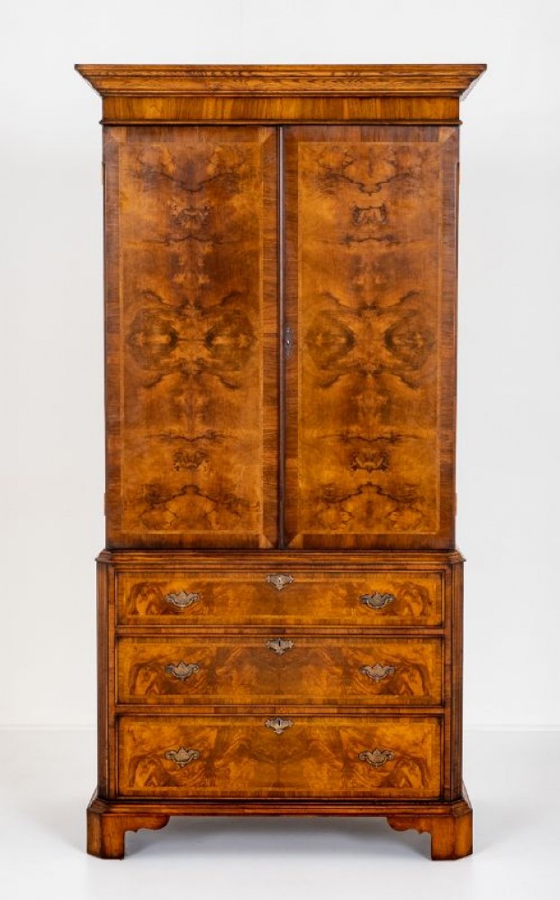 Kleiderschrank aus georgischem Leinenpress-Walnussholz