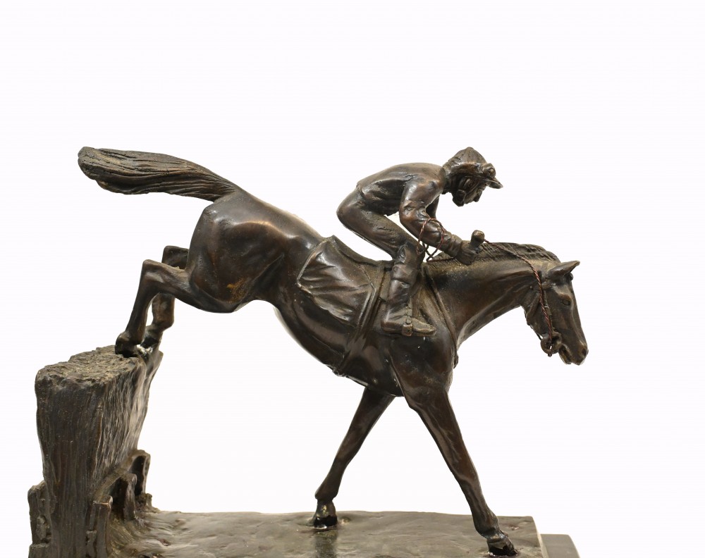 Französische Bronze Hindernislauf Statue Pferd und Jockey