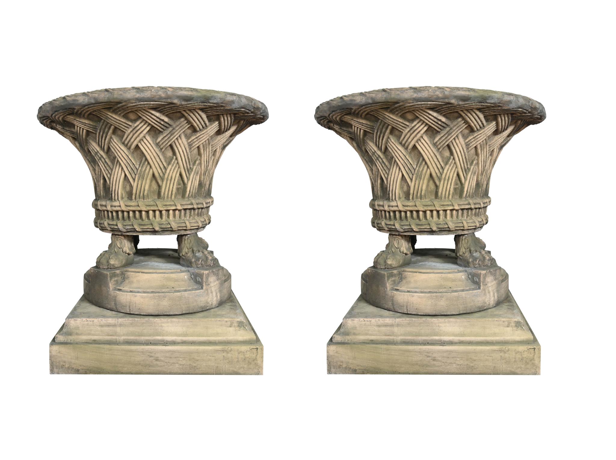 Paire de jardinières en pierre anglaises Urnes gothiques en panier tressé, Urnes de jardin , Fontaines et Jardin