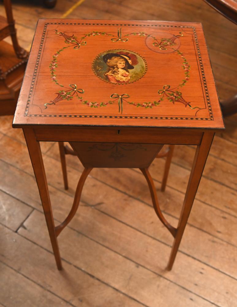 Bemalter Edwardianischer Arbeitskasten-Beistelltisch aus Satinholz, 1910
