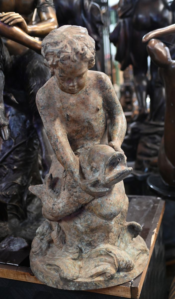 Bronzener Cherub-Fischbrunnen, klassische Amor-Gartenstatue