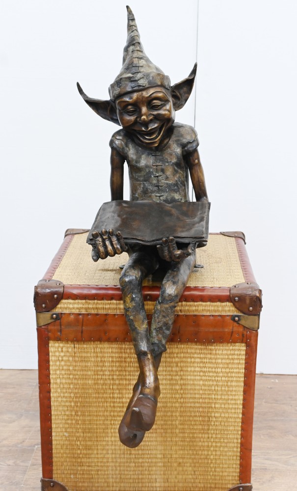 Bronzestatue der Pixie Fairey liest Elph und das Sicherheitshandbuch