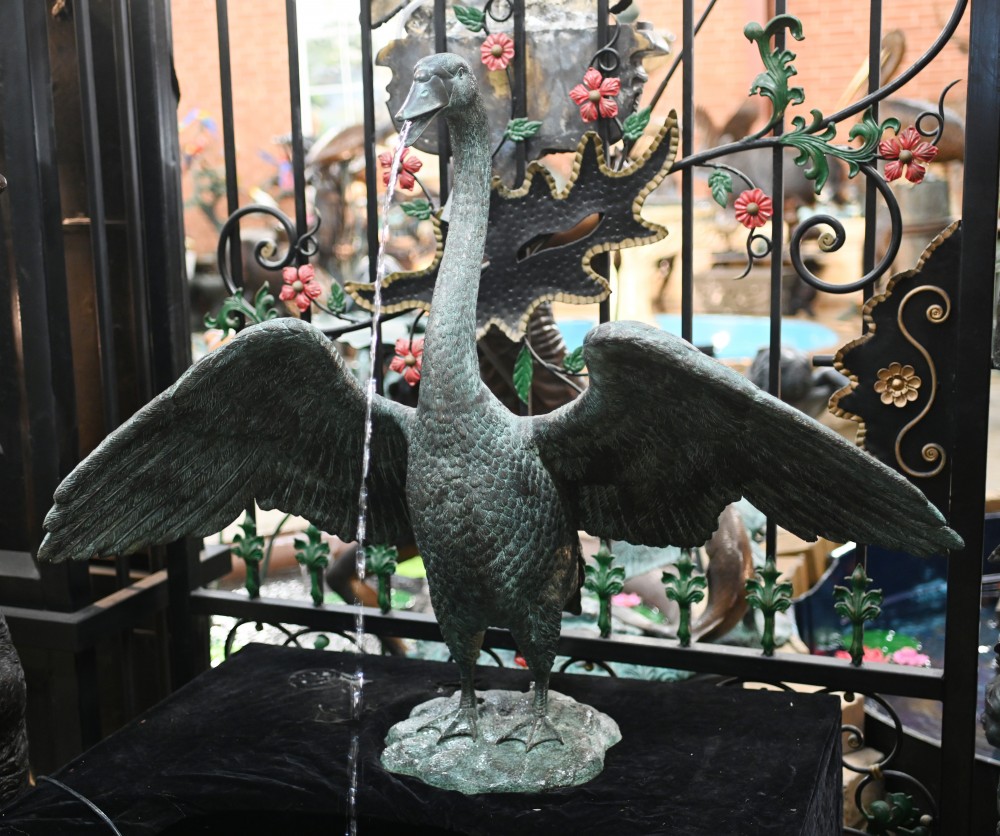 Bronzener Schwanenbrunnen, Gartenteich, Wasserspiel, Royal Bird