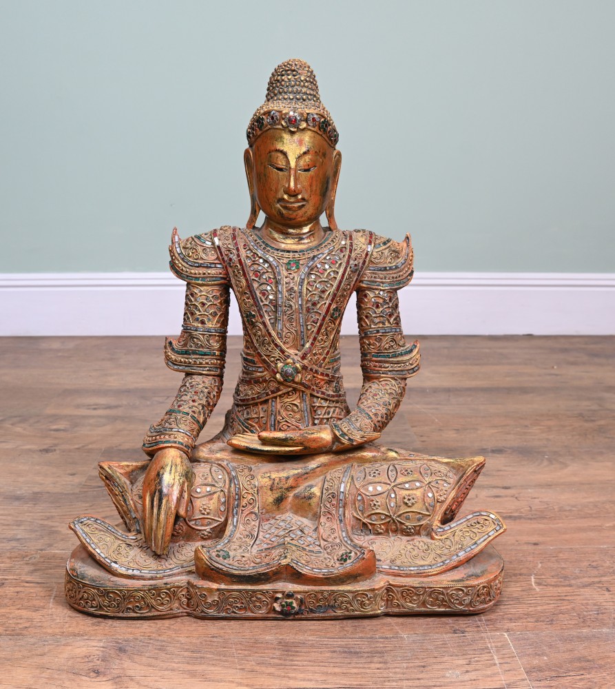 geschnitzte nepalesische Buddha-Statue in buddhistischer Lotus-Meditationshaltung 