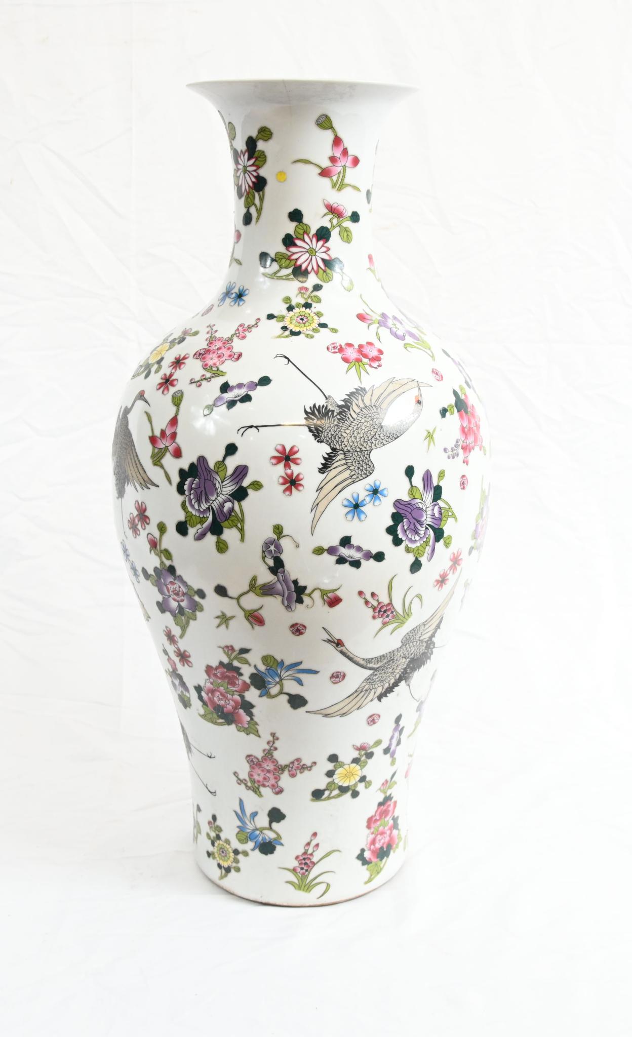 Chinesische Qianlong Porzellanvase mit Blumenkranz und KeramikurneBlau-weißes Porzellan , chinesisches Porzellan
