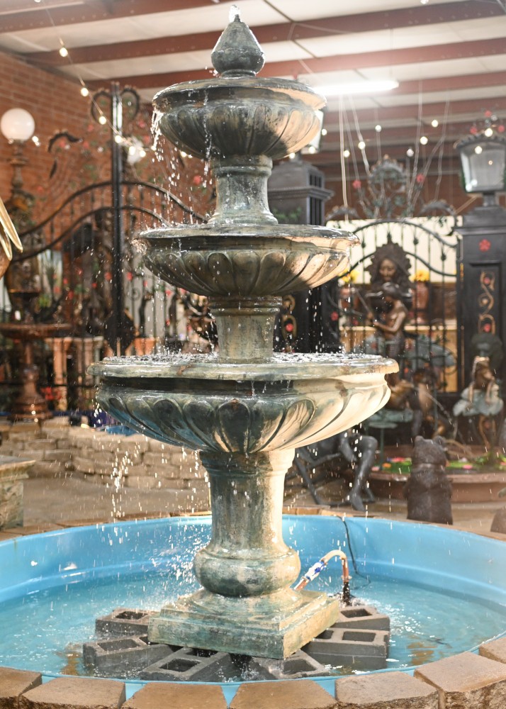 Großer italienischer Springbrunnen aus Bronze, dreistufiges Gartenelement