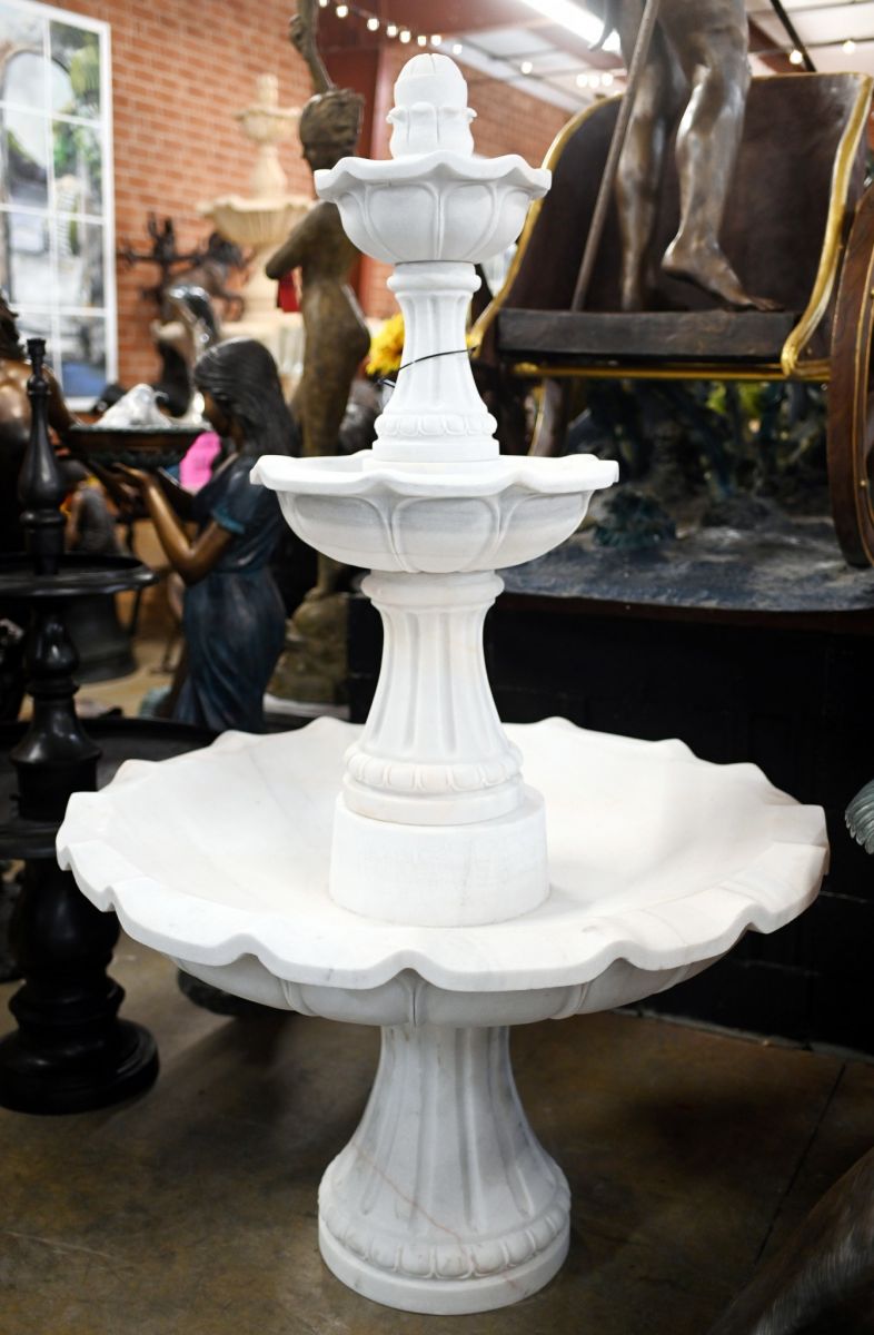 Italienischer Marmor-Gartenbrunnen mit mehrstufigem Wasserspiel