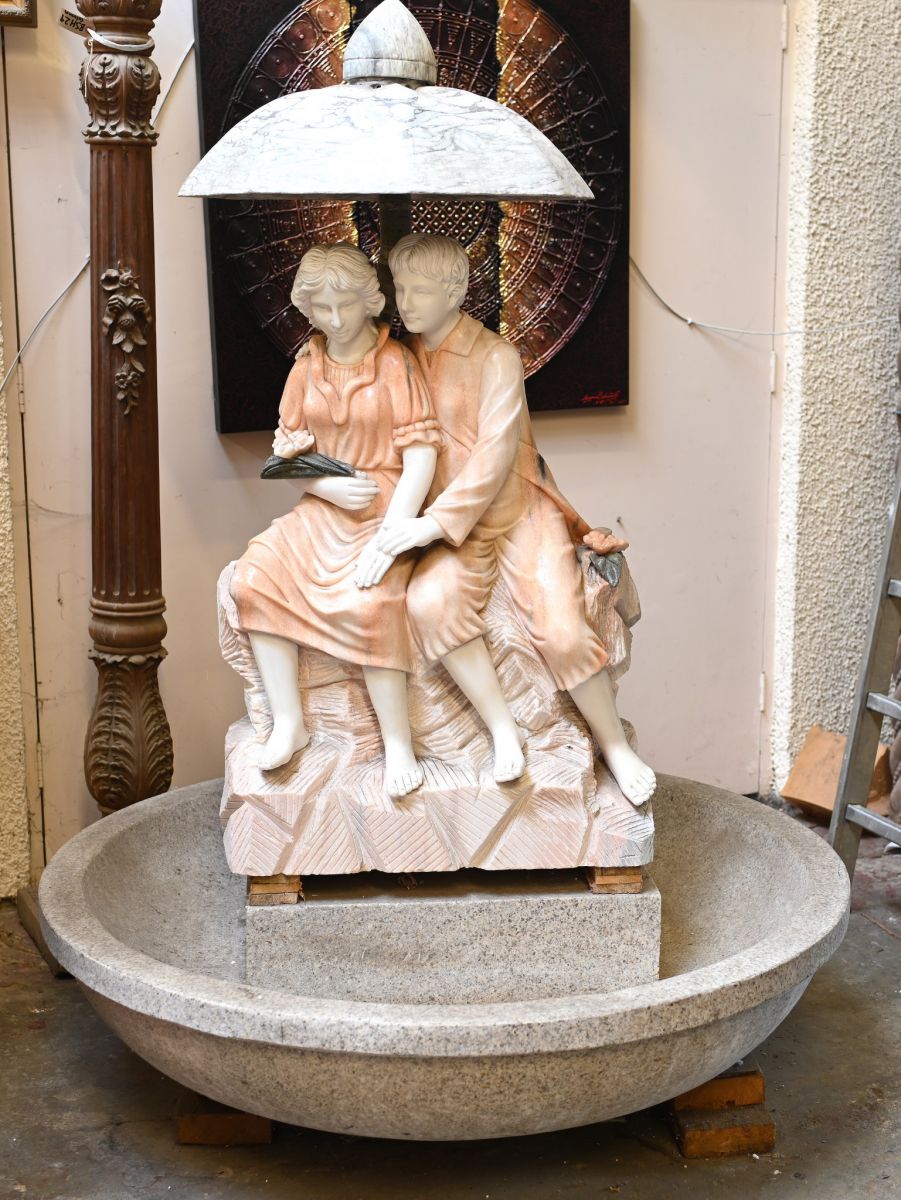 Großer Brunnen aus italienischem Marmor für Liebhaber, großes Wasserspiel für den Garten