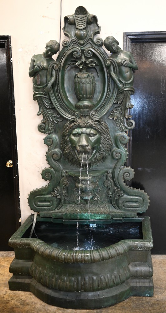  Großer Wandbrunnen aus Bronze, klassisches italienisches Wasserspiel mit Löwenkopfnymphe