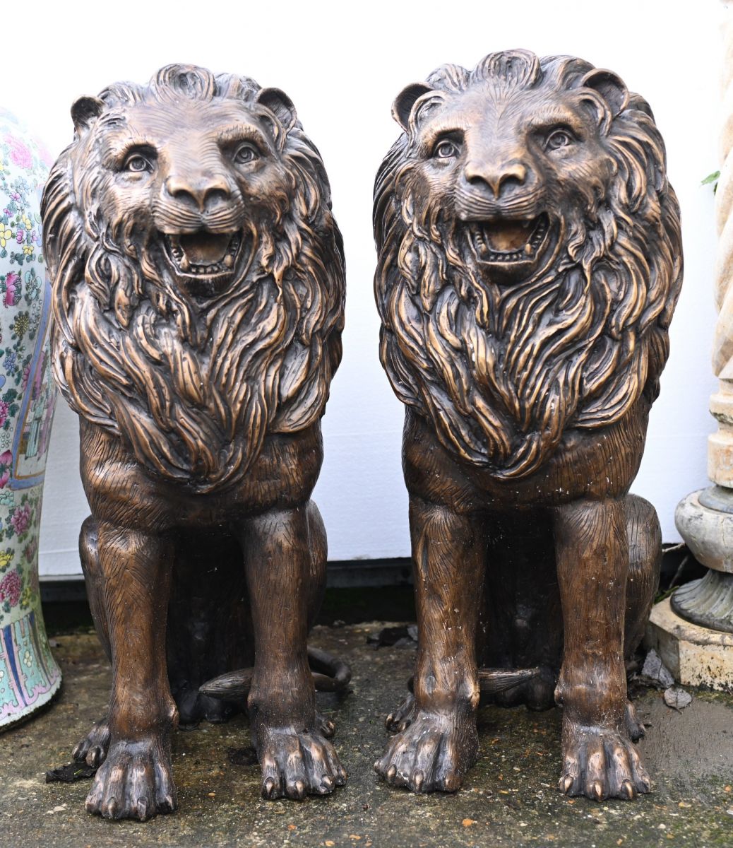 Paar bronzene Löwenstatuen als Torwächter, Wächter, Löwenguss