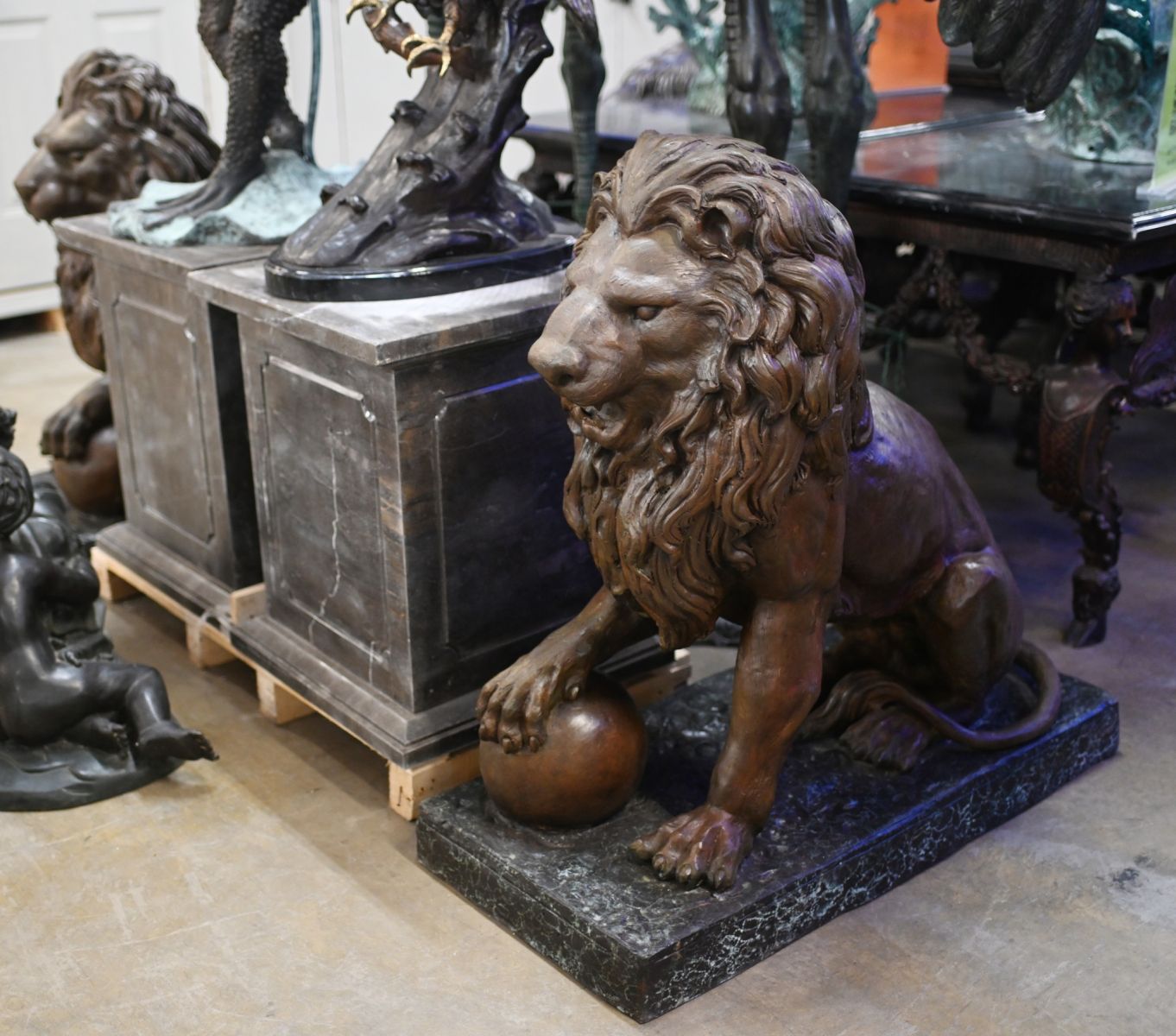 Paar bronzene Löwenstatuen, klassische Medici-Torwächterkatzen