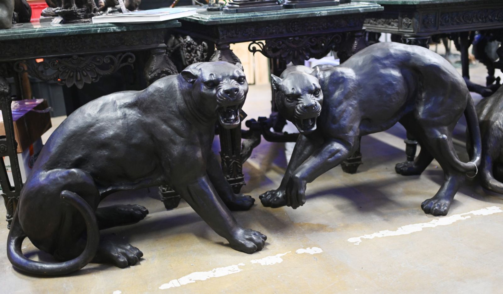 Paar bronzene Pantherstatuen, knurrender Puma, große Skulptur