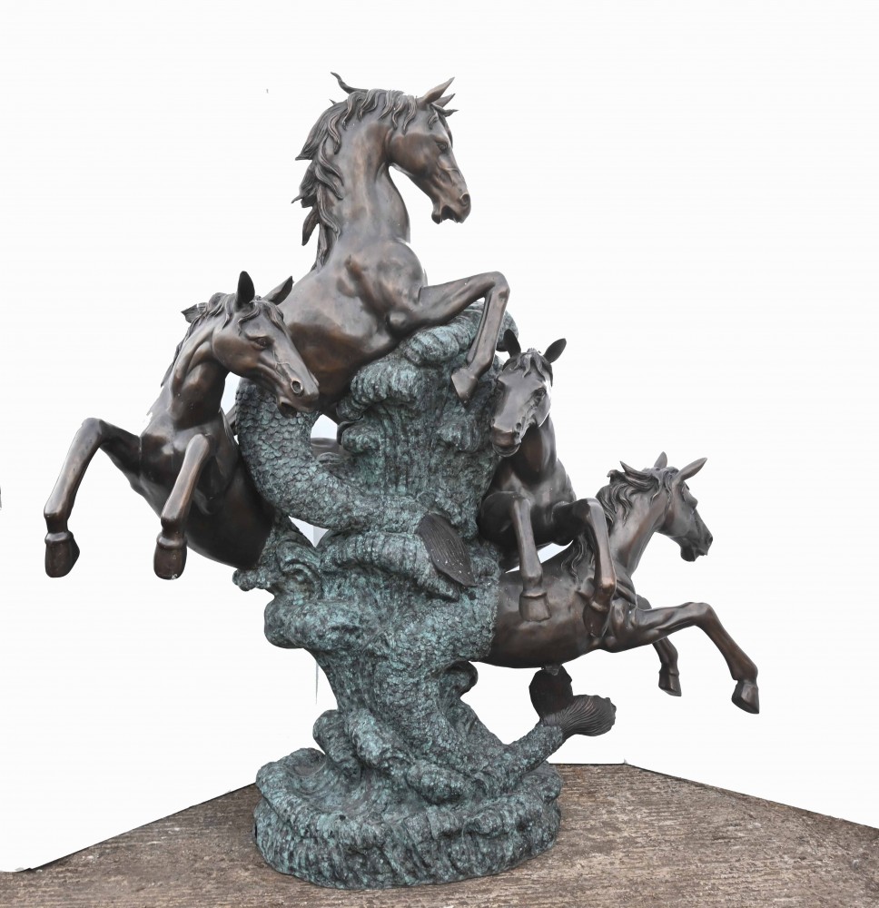 Riesiger Springbrunnen aus Bronze mit springendem Pony, Wasserspiel für den Garten